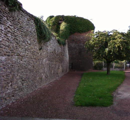 Fichier:Condé sur Escaut - Courtine et tour des Capucins.jpg