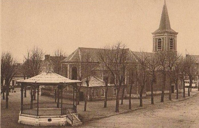Fichier:Raismes-CPA-Eglise kiosque.jpg