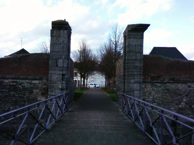 Fichier:Condé sur Escaut - Entrée Porte du Quesnoy.jpg