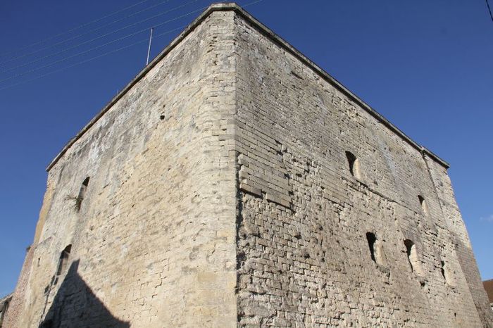 Fichier:700px-Tour Ostrevant.jpg