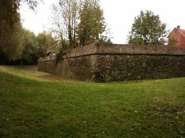 Fichier:Condé sur Escaut - Bastion des Capucins.jpg