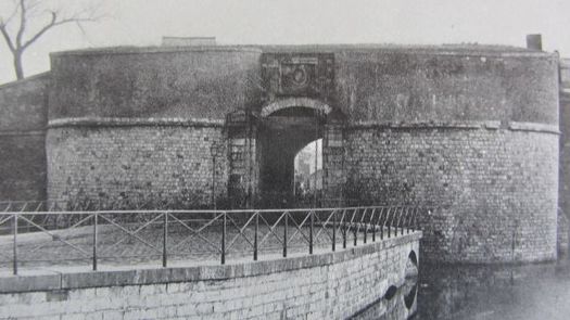 Fichier:525px-Porte tournisienne.jpg