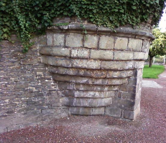 Fichier:Condé sur Escaut - Echauguette enceinte médiévale.jpg