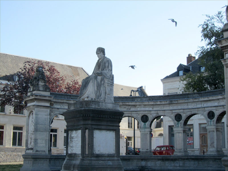 Fichier:800px-MO-Monument Jean Froissart.jpg