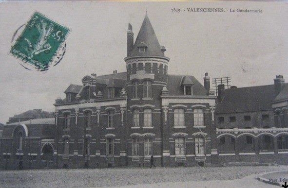 Fichier:Valenciennes-Place Carpeaux Gendarmerie.jpg