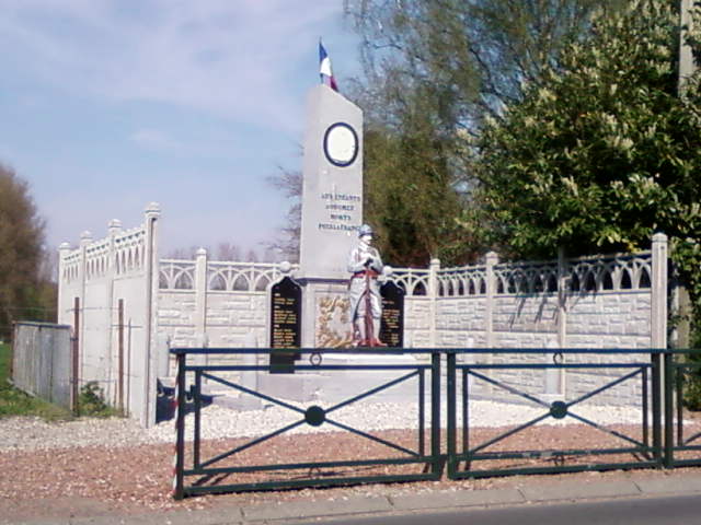 Fichier:Monument aux Morts d'Odomez.jpg