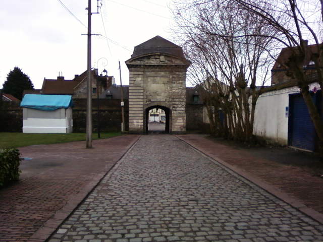 Fichier:Condé sur Escaut - Porte Vautourneux coté campagne.jpg