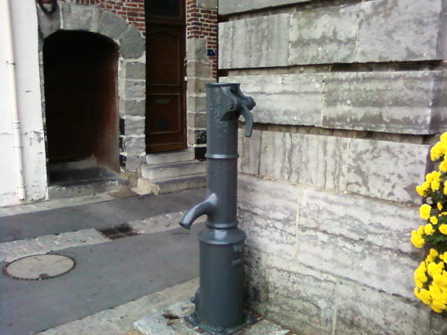 Fichier:Condé sur Escaut - Mairie pompe à eau.jpg