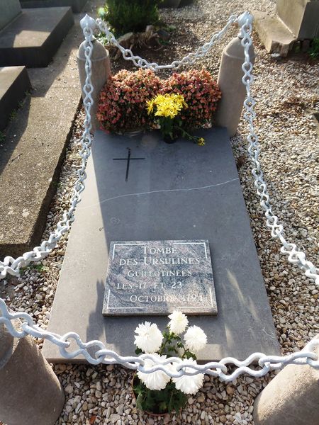 Fichier:450px-Tombe des Ursulines 2.jpg