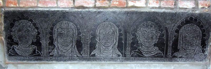 Fichier:800px-Maing-Lame funeraire famille Bruniaux.jpg