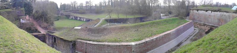 Fichier:800px-Le Quesnoy-Tenaille et demi-lune courtine neo zelandais.jpg