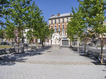 Fichier:350px-Valenciennes-Place Carpeaux.jpg