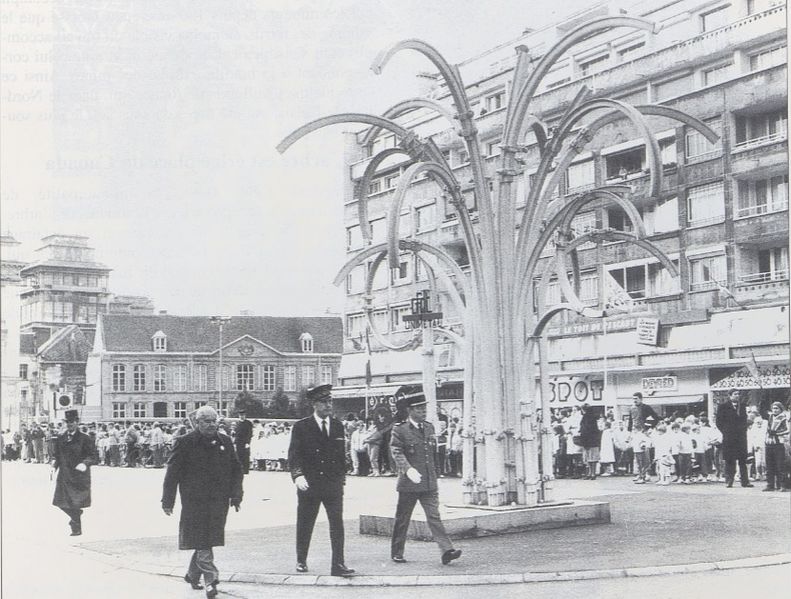 Fichier:Valenciennes-Arbre oublie place armes.jpg