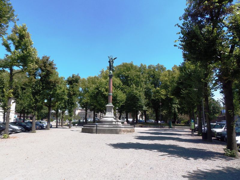 Fichier:Valenciennes-Colonne defense.jpg