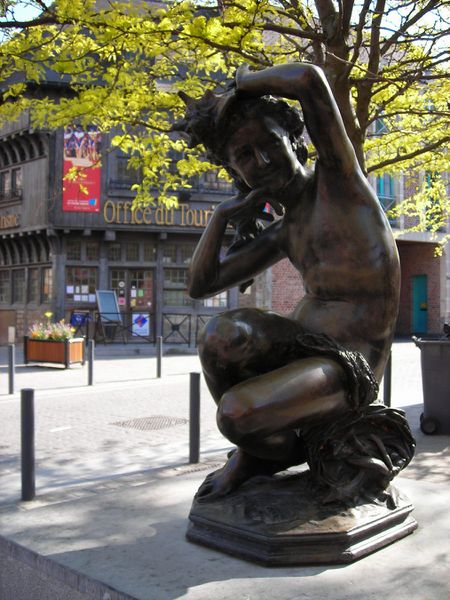 Fichier:Valenciennes-Jeune fille coquille.jpg