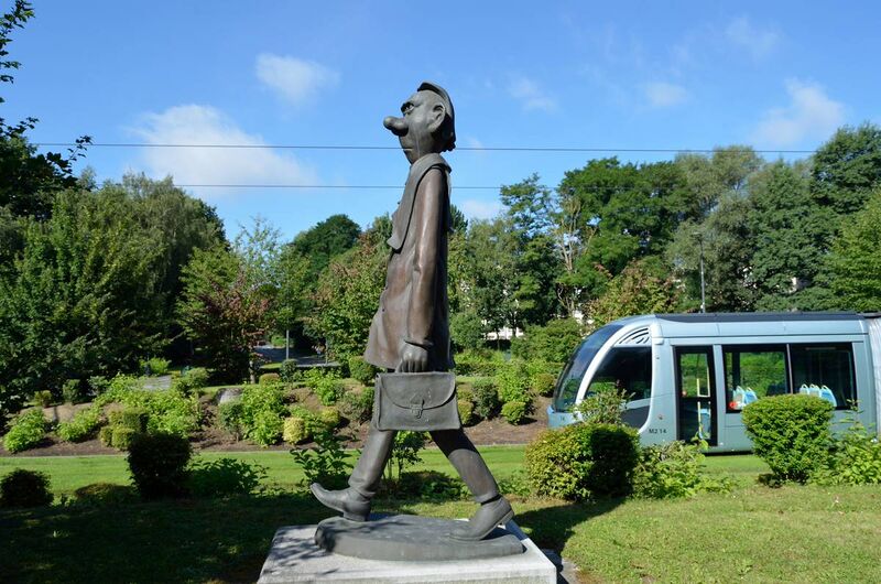 Fichier:Mont-Houy Statue etudiant.jpg