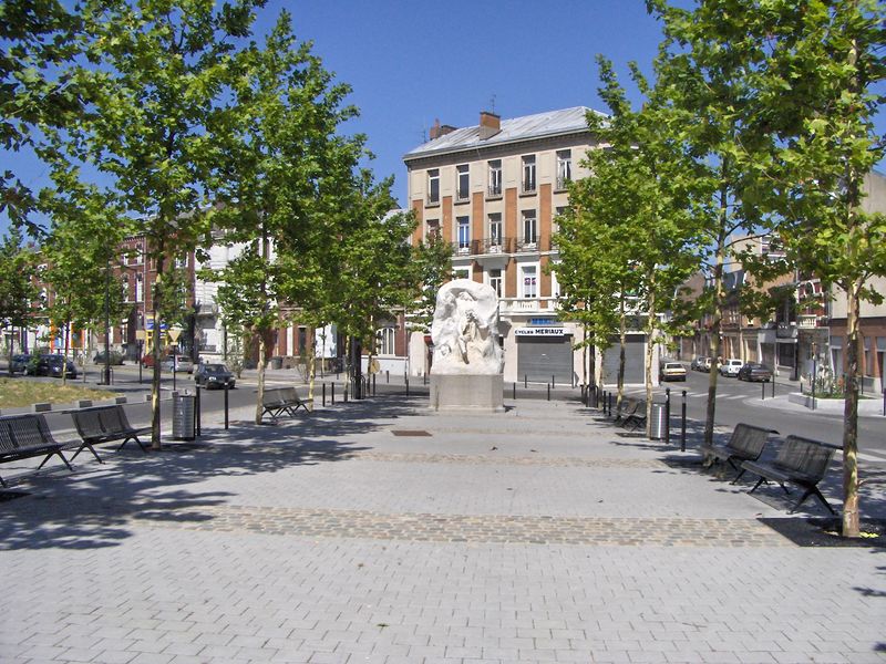 Fichier:Valenciennes-Place Carpeaux.jpg